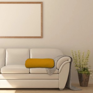 Cuscino t.b.t. giallo su divano bianco. Cuscino decorativo per soggiorno e camera da letto.
