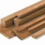 Listelli in legno piallato di diverse dimensioni e forme.