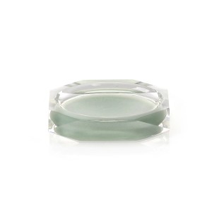 Dispenser sapone t.b.t. in plastica trasparente con contenuto verde chiaro.