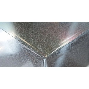 Dettaglio di una tovaglia metallica color argento.