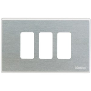 Placca t.b.t. per interruttori e prese con tre fori.