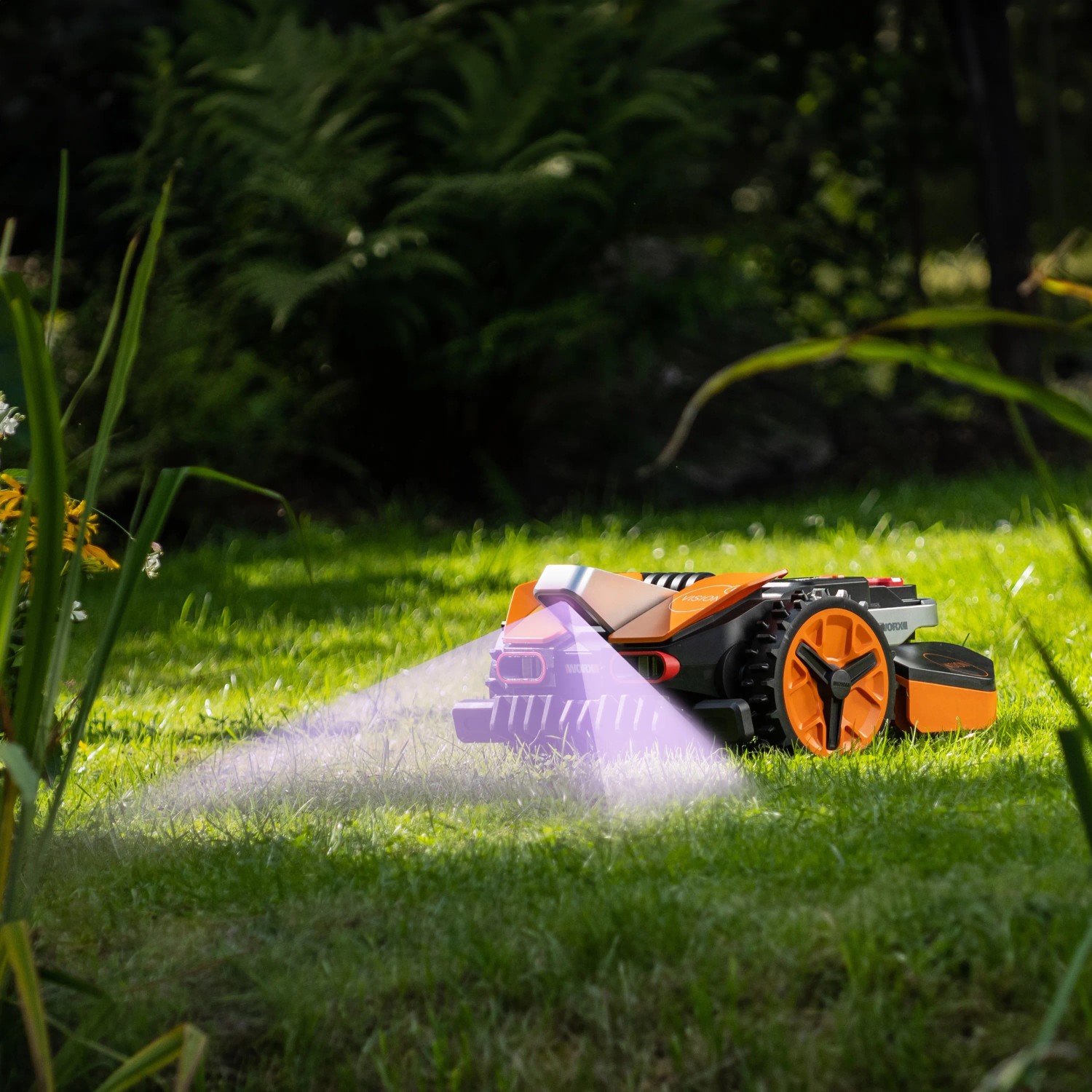 Robot rasaerba Worx Landroid Vision M600 in azione su prato.