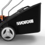 Dettaglio di un tagliaerba a batteria WORX con cesto di raccolta.