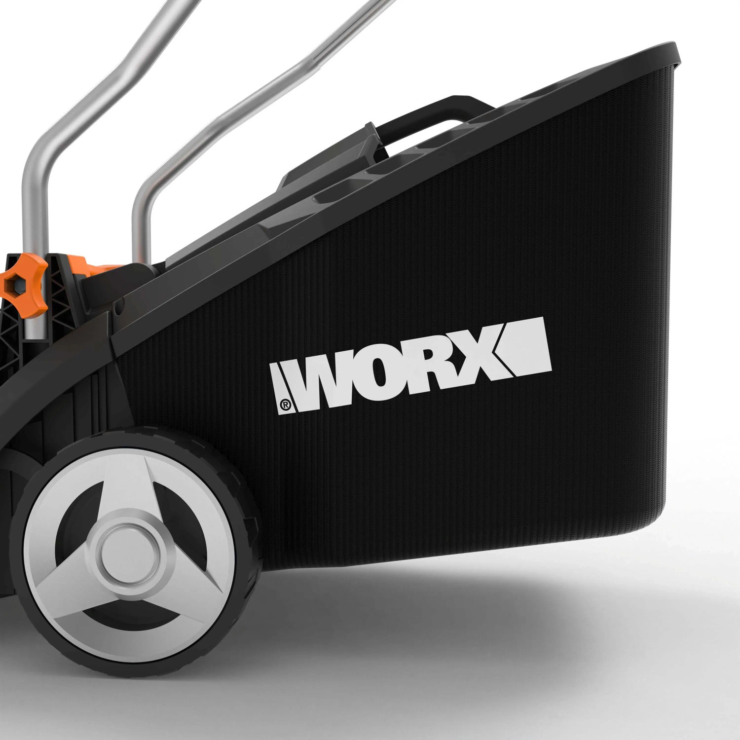 Dettaglio di un tagliaerba a batteria WORX con cesto di raccolta.