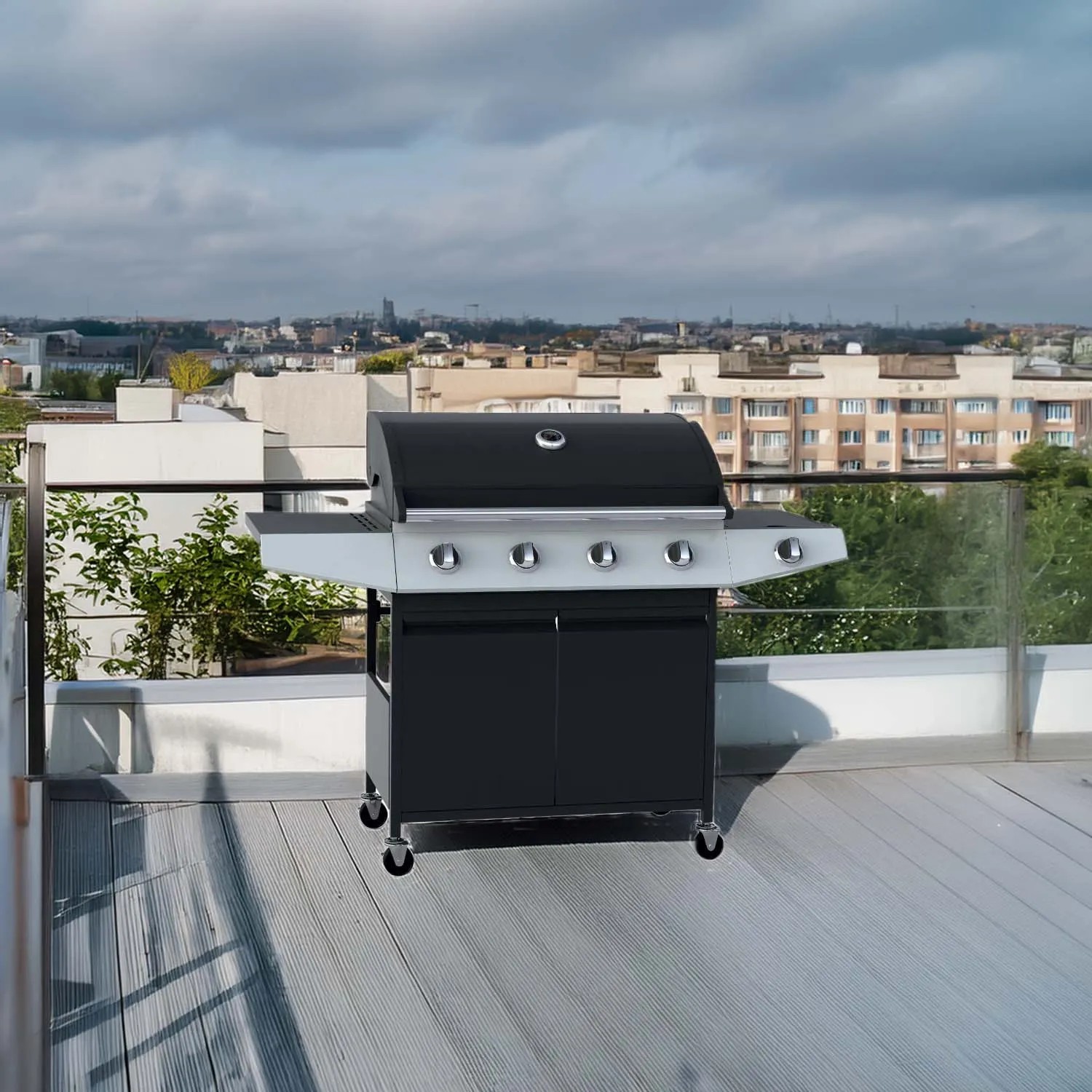 Barbecue a gas t.b.t. con quattro bruciatori e mobiletto su una terrazza panoramica.