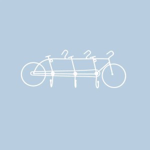 Appendiabiti decorativo a forma di bicicletta, bianco, con ganci per vestiti e accessori.