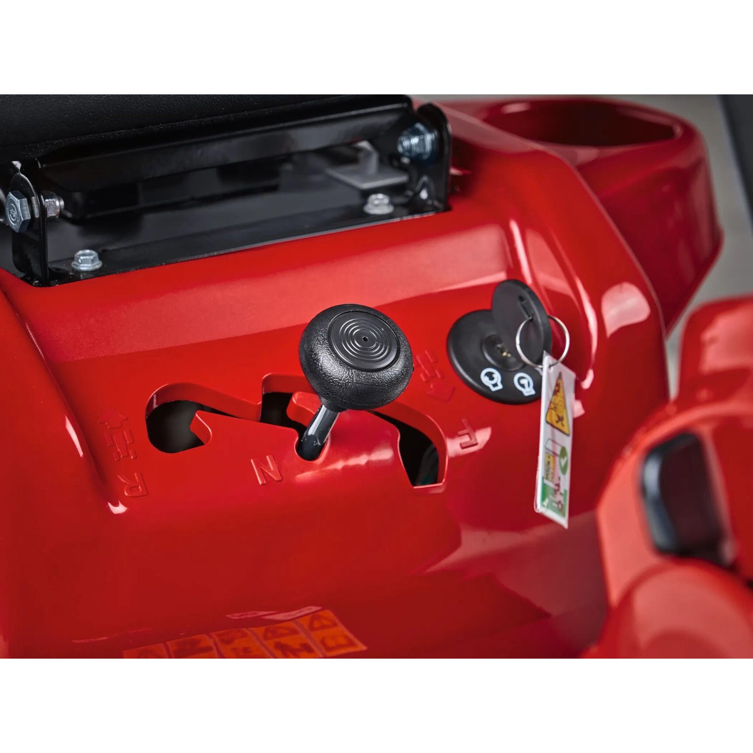 Dettaglio: Tosaerba rider Troy-Bilt Mini-Rider 60T-R rosso con chiave di accensione e cambio.