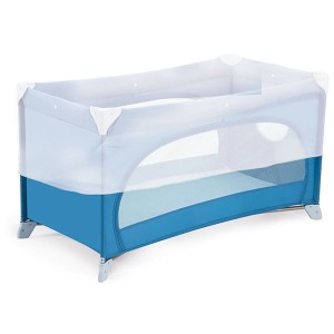 Lettino da viaggio con bordo blu e lati in rete per neonati e bambini piccoli.
