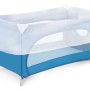 Lettino da viaggio con bordo blu e lati in rete per neonati e bambini piccoli.
