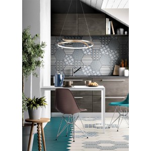 Moderna lampada a sospensione t.b.t. a forma di anello sopra il tavolo da pranzo in cucina.