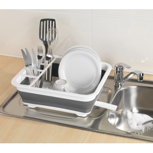 Scolapiatti pieghevole Wenko grigio/bianco con stoviglie e posate nel lavello.