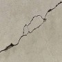 Crepa in un muro, riparata con stucco o stucco t.b.t.