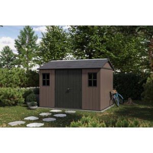 Casetta da giardino in plastica con doppia porta e due finestre in giardino.