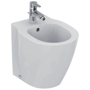Bidet bianco sospeso con rubinetto per il bagno.