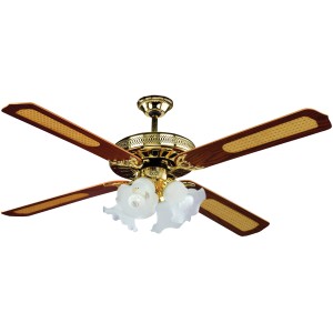 Ventilatore da soffitto dorato con pale in legno e luci.