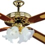 Ventilatore da soffitto dorato con pale in legno e luci.