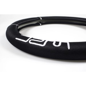 Coprivolante nero con scritta bianca per accessori interni auto.