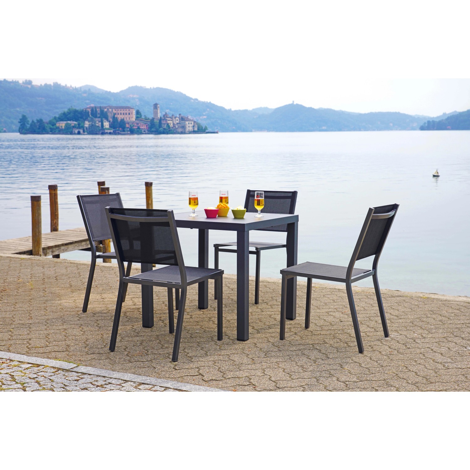 Set tavolo da giardino t.b.t. con 4 sedie sul lago.