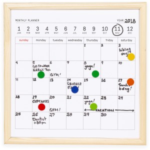 Pianificatore settimanale/calendario con note e pennarelli colorati, cornice in legno.