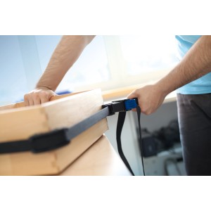 Tensionatore a nastro LUX Comfort con cinghia da 4 m che serra una cornice di legno.