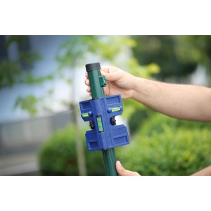 Livella angolare LUX Comfort che allinea un palo di recinzione. Strumento di misura con 3 bolle.