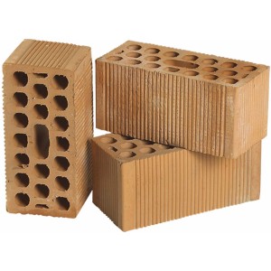 Diversi mattoni t.b.t. rossastri con fori e scanalature.