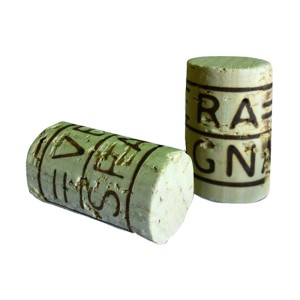 Due tappi di sughero con scritte, uno sdraiato, uno in piedi.