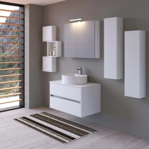 Set bagno moderno con lavabo d'appoggio, specchiera e pensili bianchi.