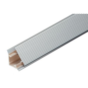 Listello profilato Top Cucina t.b.t. argentato con superficie scanalata.