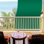 Tenda da sole verde t.b.t. per la privacy su una terrazza con vista mare.