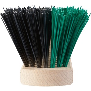 Scopa da giardino con setole in Elaston nere e verdi e attacco manico in legno.