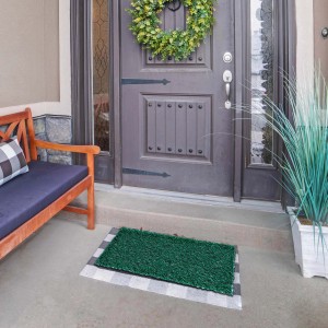 Tappetino verde che imita il prato davanti a una porta d'ingresso. Categoria: Zerbini e tappeti cucina.