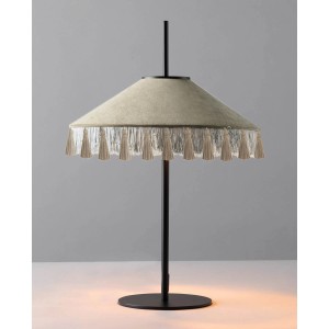 Lampada da tavolo con paralume beige e frange, design moderno.