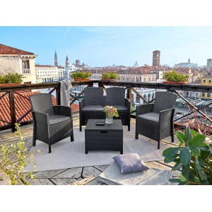 Set di mobili da giardino t.b.t. nero con due poltrone, divanetto e tavolo su una terrazza panoramica.