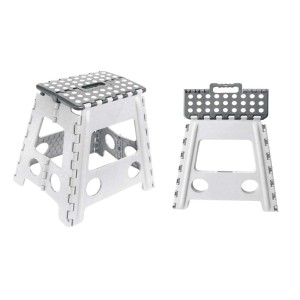 Due sgabelli a gradino pieghevoli in plastica grigia per uso interno.