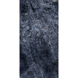 Piastrella scura per pavimenti con effetto marmo per interni ed esterni.