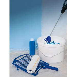 Miscelatore per pittura LUX Comfort in uso con vernice, rullo e vaschetta.