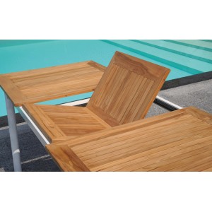 Dettaglio di un tavolo da giardino in teak con funzione allungabile.
