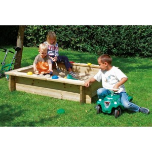 Sabbiera in legno con bambini che giocano in giardino.