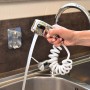 Doccetta t.b.t. cromata con tubo flessibile e getto d'acqua sopra un lavello.
