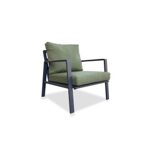 Poltrona da giardino t.b.t. con cuscini verdi. Parte di un set di mobili da giardino.