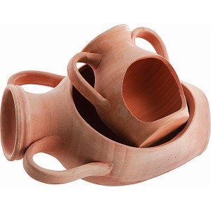 Tre vasi in terracotta a forma di anfora impilati.