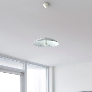 Lampada a sospensione bianca t.b.t. in una stanza, categoria: Sospensioni.