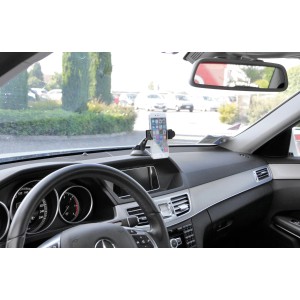 Supporto per cellulare fissato al cruscotto dell'auto. Accessorio interno auto.