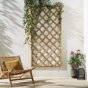 Grigliato da giardino in legno decorato con edera. Ideale come schermo per la privacy.
