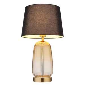 Elegante lampada da tavolo con base in vetro ambrato e paralume nero.