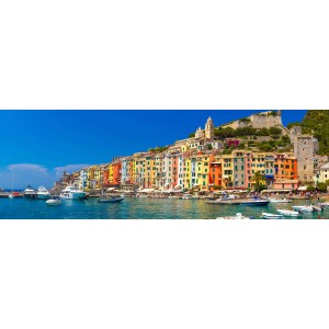 Vista panoramica di Portovenere, Italia: Case colorate sul mare, barche nel porto, cielo azzurro. Quadri.