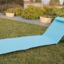 Lettino da giardino azzurro con poggiatesta su prato. Relax all'aperto con il comodo lettino prendisole.