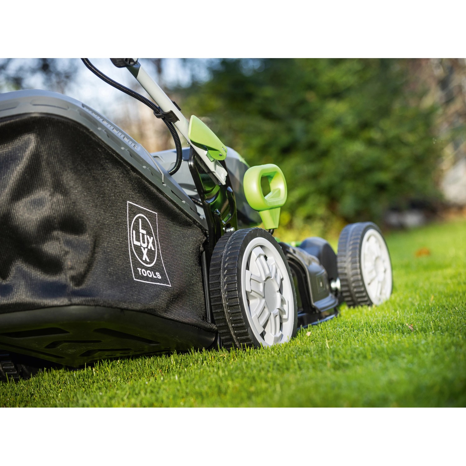 Tagliaerba a batteria LUX-TOOLS A-RM-46-24 con cesto di raccolta su prato, set batteria PowerSystem 2x20V.