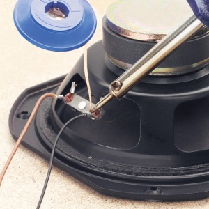 Set saldatore LUX 30 W che salda un altoparlante, incluso stagno.